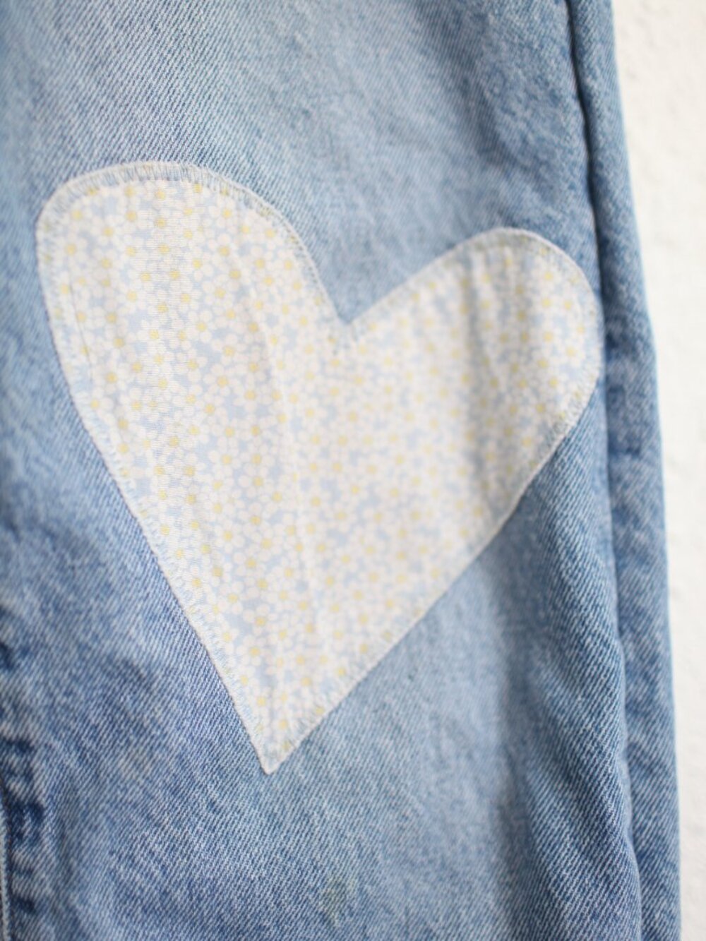 levis 501 heart knee patch button fly jeans 28 x 30 womens - Picture 3 of 9